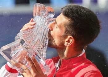 ديوكوفيتش يتوج في بلاده قبل السفر إلى فرنسا