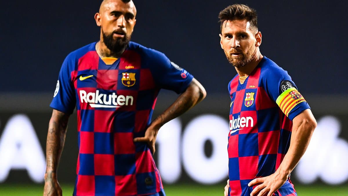 فيدال: أعتقد أن ميسي سيبقى في برشلونة