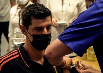 كورتوا يحصل على الجرعة الأولى من لقاح كورونا