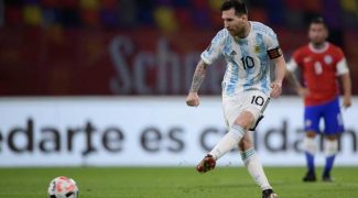 ميسي يهز الشباك والأرجنتين تكتفي بالتعادل مع تشيلي في تصفيات كأس العالم