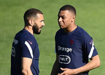 ديشان: بنزيمة ليس مشكلة لمنتخب فرنسا