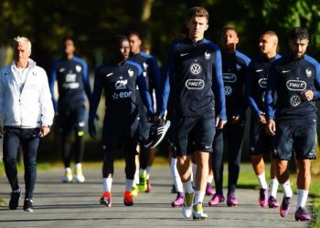 ديشامب يتهم مدافع السيتي بالكذب بشأن رسائل بينهما