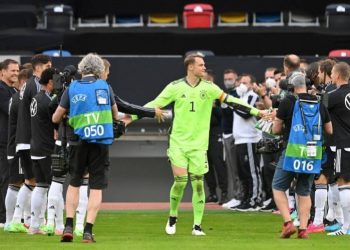 لاعبو المنتخب الألماني يكرمون نوير في مباراته المئوية