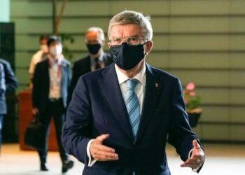 باخ وحاكمة طوكيو يجتمعان بعد زيادة إصابات كورونا