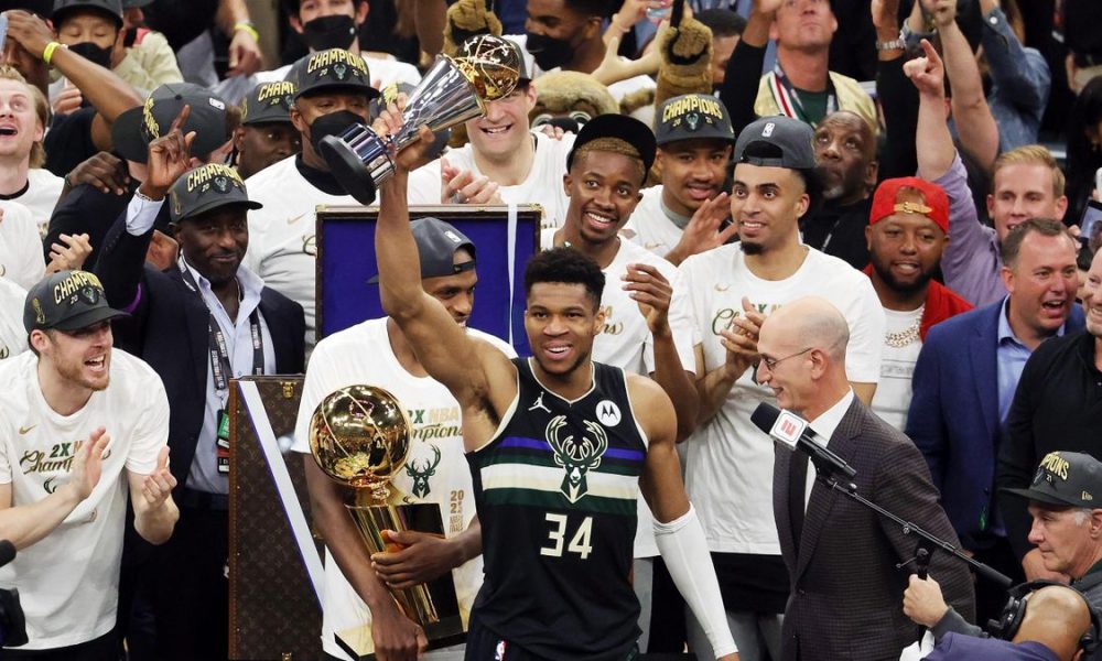 اليونان تحتفي بإنجاز أنتيتوكونمبو في «NBA»