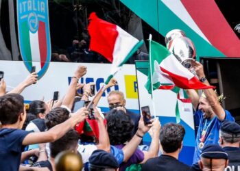 المنتخب الإيطالي يعود إلى روما بكأس أوروبا