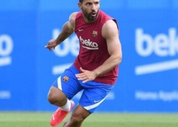 أغويرو يغيب 30 يوماً عن برشلونة