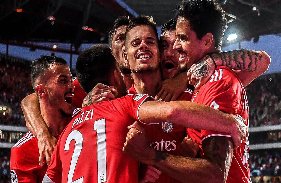 إيندهوفن وهيرنفين يقتسمان صدارة الدوري الهولندي