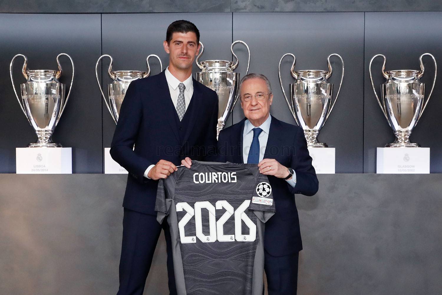 كورتوا يجدد ولاءه لريال مدريد حتى 2026