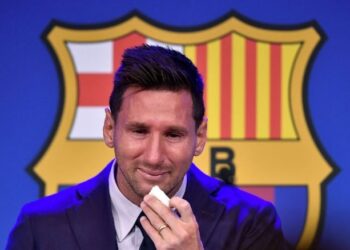 ميسي يودع برشلونة بالدموع…