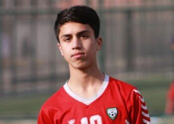 وفاة لاعب كرة قدم أفغاني بعد سقوطه من طائرة في كابول