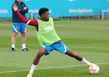 فاتي يعود إلى برشلونة بعد غياب 9 أشهر