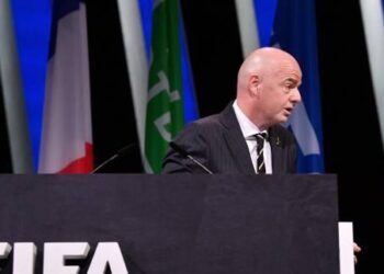 إنفانتينو يطالب إسبانيا وإنجلترا بالسماح للاعبين بخوض تصفيات كأس العالم