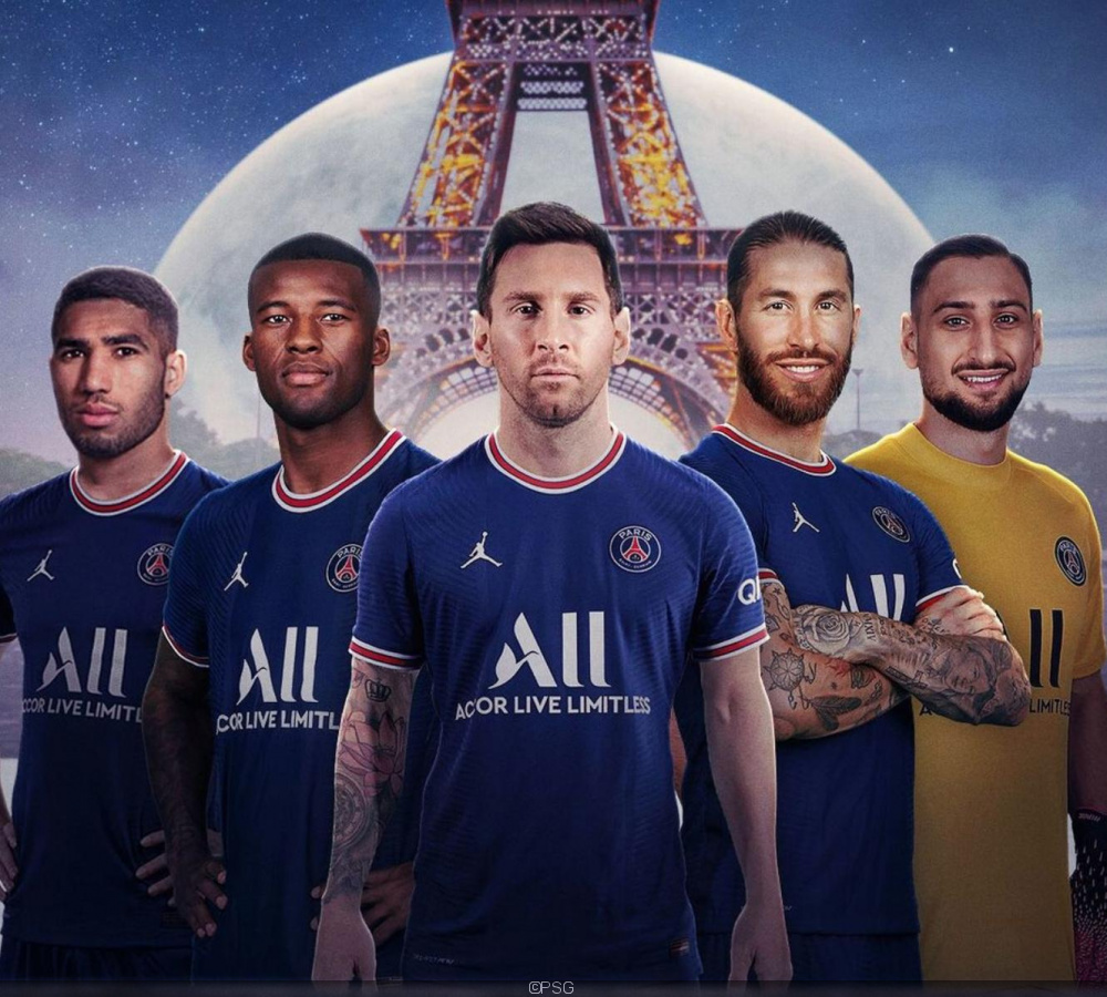 حكيمي أول لاعب عربي يجاور رونالدو وميسي
