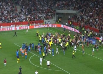 الجماهير تقتحم الملعب.. فوضى في مباراة نيس ومارسيليا