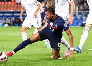 مبابي يغادر معسكر منتخب فرنسا بسبب الإصابة