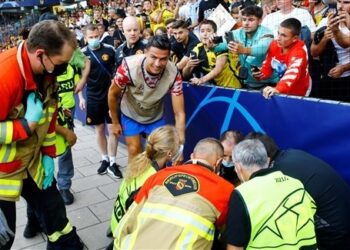 رونالدو أهدى قميصه لإمرأة أصابها بالكرة