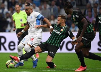 الدوري الفرنسي: لانس يلحق بمرسيليا الهزيمة الأولى ويزيحه عن الوصافة