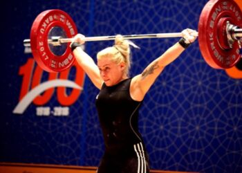 إيقاف بطلة العالم السابقة في رفع الأثقال 8 أعوام