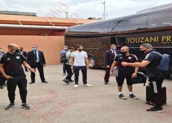 وفد من الجامعة الملكية لكرة القدم يستقبل بعثة المنتخب الجزائري بمطار مراكش