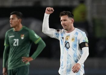 ميسي يحطم رقم الأسطورة بيليه في “ليلة الهاتريك”