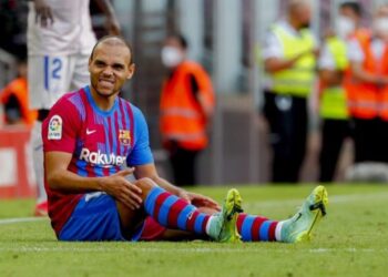 مهاجم برشلونة بريثويت لجراحة بالركبة