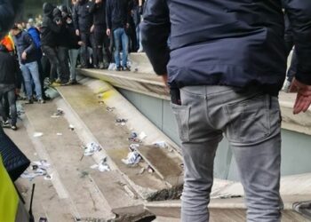 انهيار مدرج ملعب خلال احتفال الجماهير مع اللاعبين