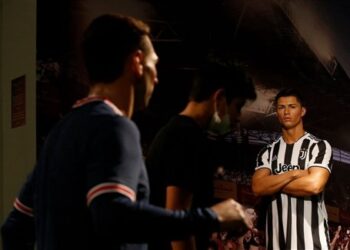 تمثال رونالدو لا يزال يرتدي قميص يوفنتوس في دبي