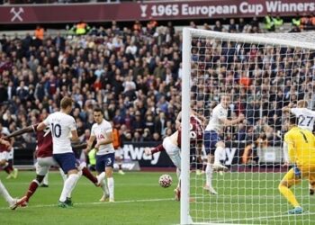 ويستهام يصعد للمركز الرابع في الدوري الإنجليزي بالفوز على توتنهام