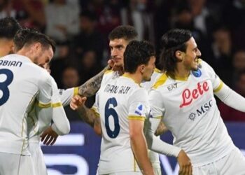 نابولي يفوز بصعوبة على مضيفه سالرنيتانا ويحافظ على صدارة الدوري الإيطالي