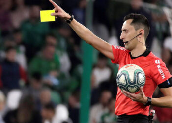 الكشف عن حكم الكلاسيكو” بين الغريمين برشلونة وريال مدريد