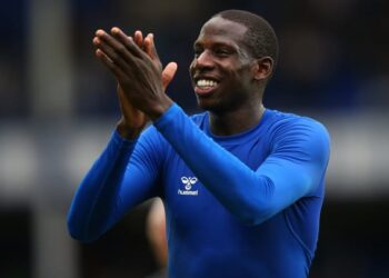 دوكوري لاعب إيفرتون لا يحتاج إلى جراحة