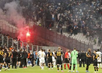 بعد 38 دقيقة.. شغب جماهيري في مواجهة مارسيليا وغلطة سراي