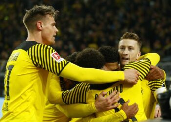 البوندسليغا: دورتموند يفوز شتوتغارت ويشدد الخناق على بايرن المتصدر