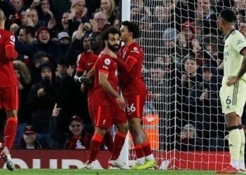 الدوري الإنجليزي: ليفربول يسحق آرسنال برباعية ويواصل مطاردة تشيلسي المتصدر