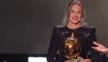 أليكسيا بوتياس تحصد الكرة الذهبية لأفضل لاعبة في 2021
