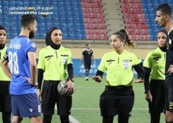 لأول مرة طاقم تحكيم نسائي يدير مباراة للرجال في الأردن
