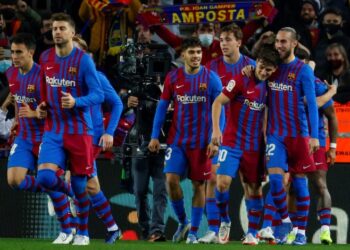 برشلونة يمنح تشافي بداية مثالية بالفوز في ديربي كتالونيا