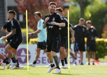 ميسي جاهز للمشاركة أساسياً أمام منتخب أوروغواي
