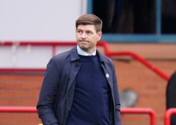 ستيفن جيرارد يقترب من تدريب أستون فيلا