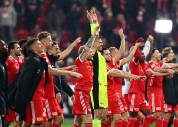ناد ألماني يعلق رواتب اللاعبين غير المطعمين بلقاح كورونا