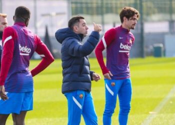 تشافي يستدعي 7 لاعبين من شبان برشلونة