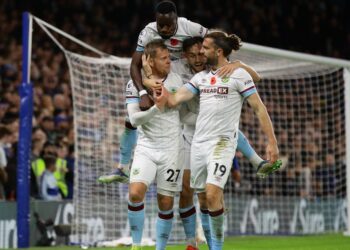 الدوري الإنجليزي: بيرنلي يحبط تشيلسي بالتعادل وسيتي يهزم يونايتد ويزيد الضغط على سولشاير