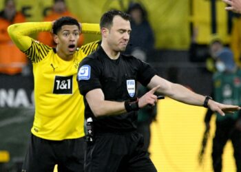 منع الحكم تسافير من إدارة أي مباريات لدورتموند