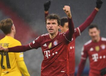 بايرن ميونخ يسحق برشلونة بثلاثية نظيفة ويرسله إلى الدوري الأوروبي