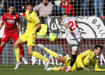 إشبيلية يفوز بصعوبة على فياريال ويستعيد وصافة الدوري الإسباني