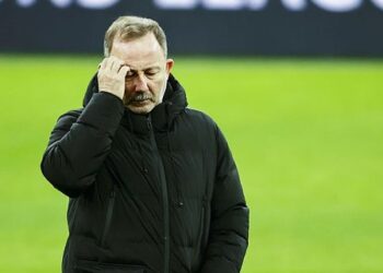 استقالة مدرب بيشكتاش التركي بعد الفشل في دوري الأبطال