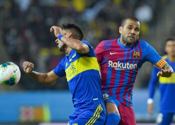 برشلونة يعلن إصابة لانغليه وداني ألفيش بفيروس “كوفيد-19”