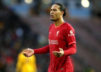 ليفربول يعلن إصابة فان دايك وجونز وفابينيو بكورونا