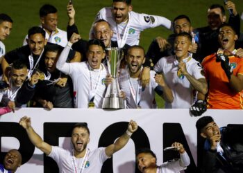 كومونيكاثيونيس يتوج بدوري “الكونكاكاف” للمرة الأولى